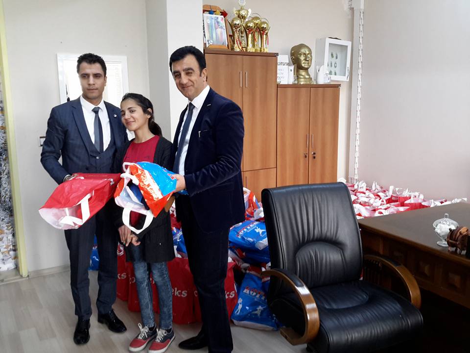 VANTB YÜKSEKOVALI KIZ ÖĞRENCİLERE KIYAFET VE AYAKKABI HEDİYE ETTİ