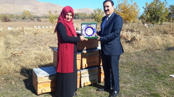 BAŞKANIMIZ NAYİF SÜER\'DEN TÜRKİYE BİRİNCİSİ KADIN ÇİFTÇİYE PLAKET