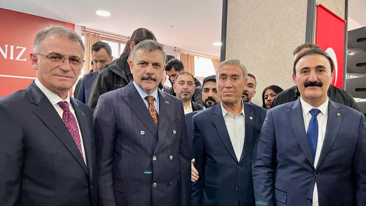 Yönetim Kurulu Başkanımız Nayif Süer, Başkan Yardımcımız Muzaffer Bilen; İçişleri Bakanımız Sayın Mustafa Çiftçi’nin katılımıyla Van Valiliği tarafından düzenlenen geleneksel bayramlaşma programına katılım sağladı. 